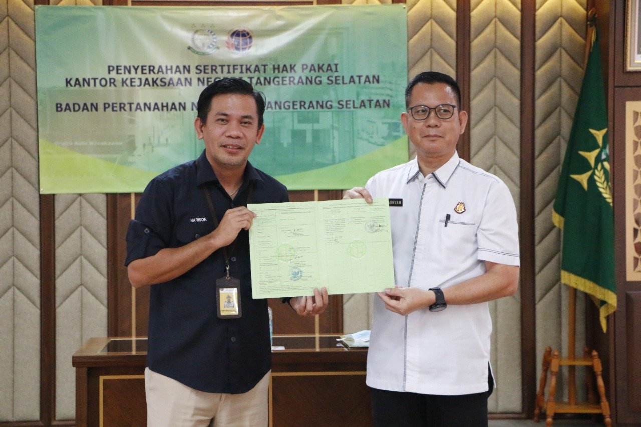 BPN Tangsel Serahkan Sertipikat Hak Pakai Kepada Kejari Tangsel