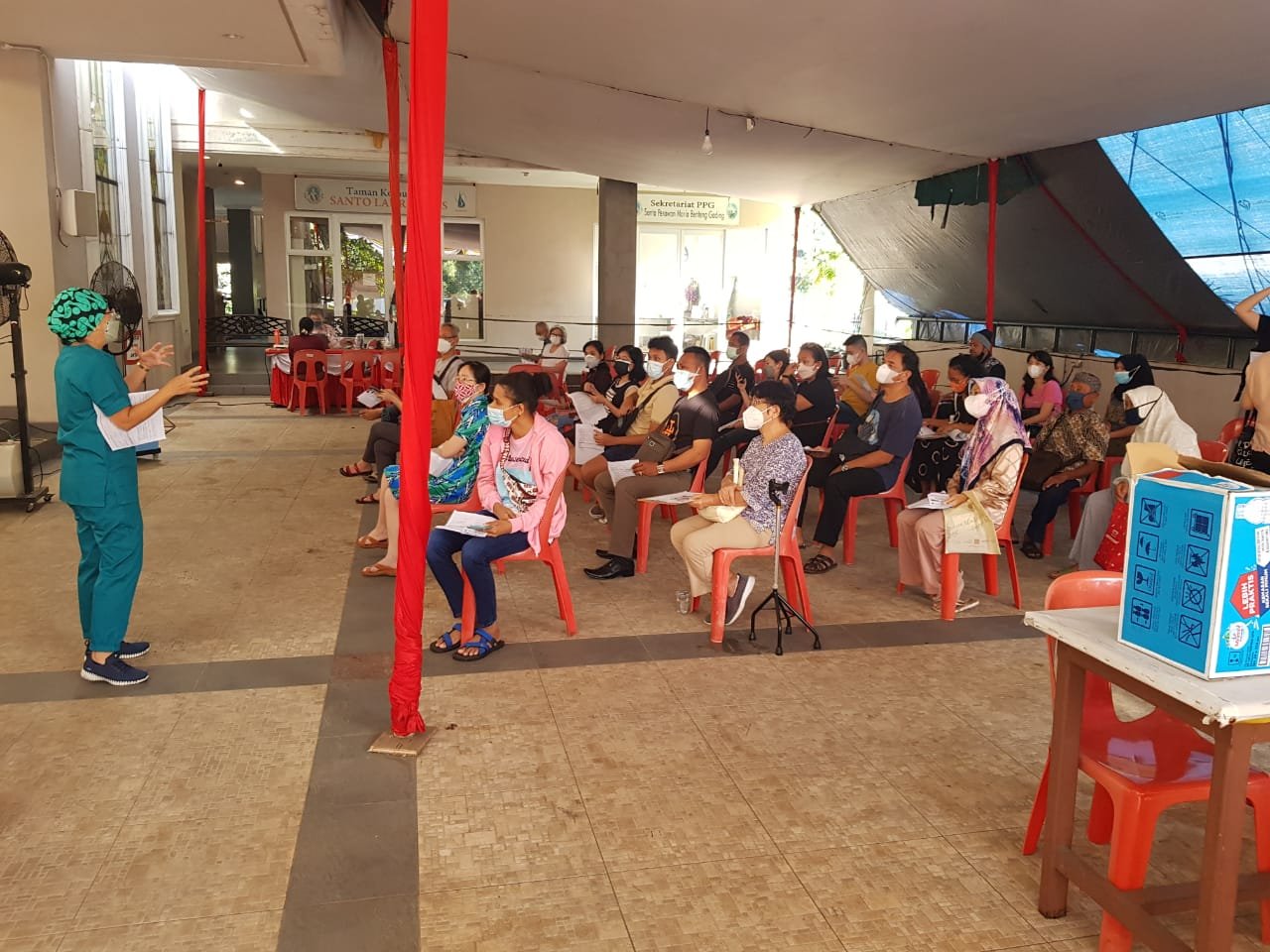 Gerai Vaksin Mobile di Gereja Katolik Santo Laurensius Disambut Antusias Warga