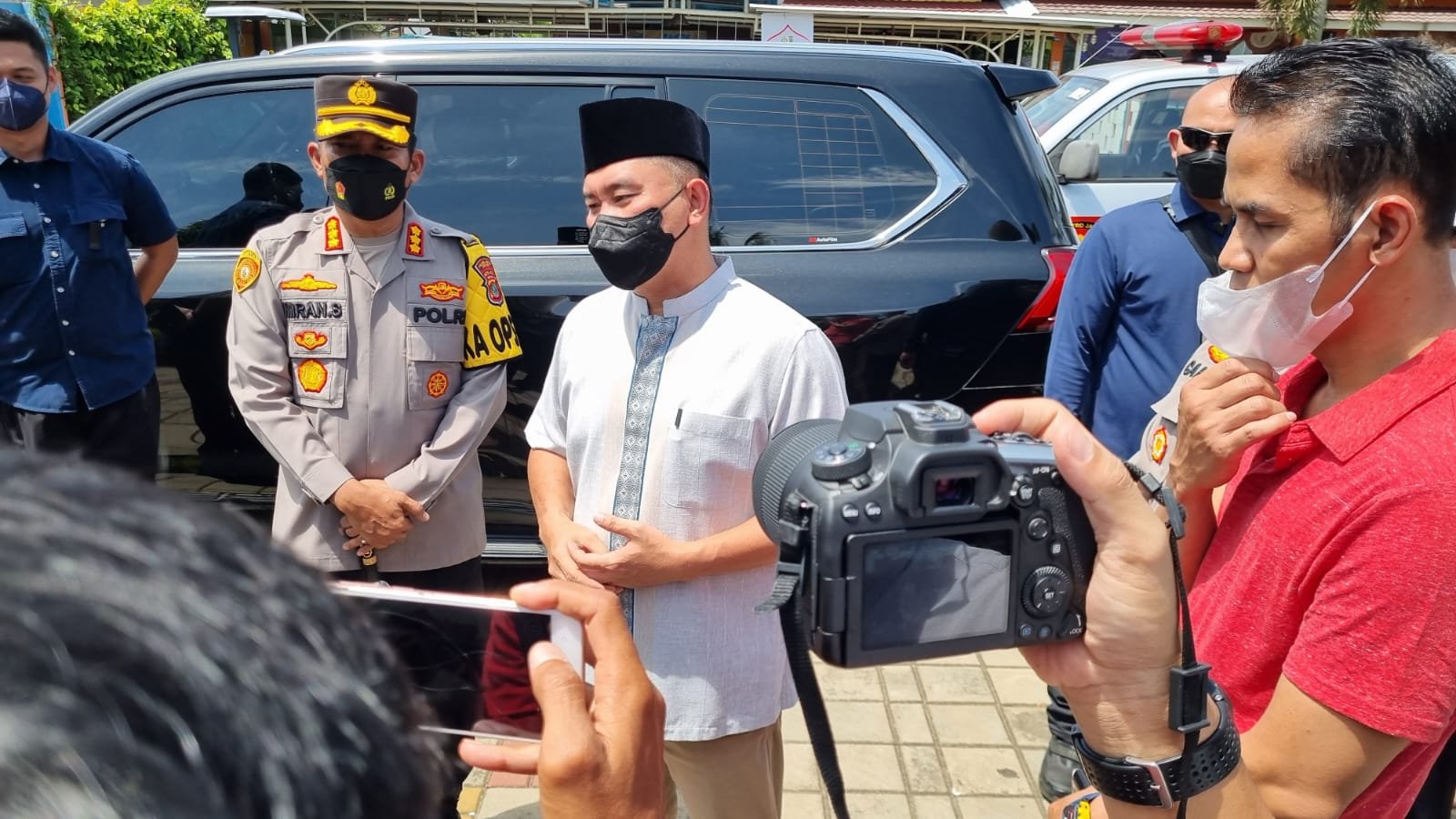Kunjungi Lokasi Vaksinasi di Beji Depok, Kapolda Menyapa dan Berinteraksi dengan Masyarakat