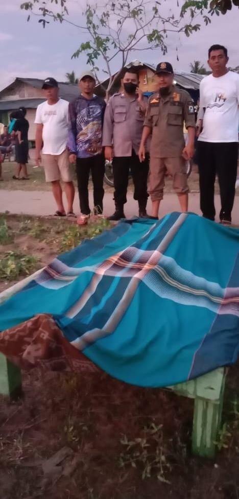 Wisatawan Terseret Ombak, Polsek Bayah Evakuasi Korban Meninggal Dunia
