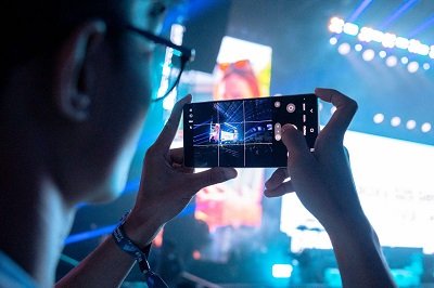 Fancam Makin Jernih Pakai Galaxy S25 Series, HP Konser dengan AI