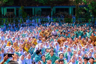 Sekda Bambang Dampingi Wapres Gibran Tinjau MBG di 2 SMPN Tangsel