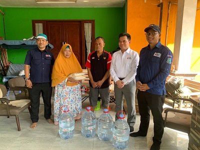 PMI Kota Tangsel Salurkan Bantuan Air Minum dan Beras untuk Warga Terdampak TPA Cipeucang