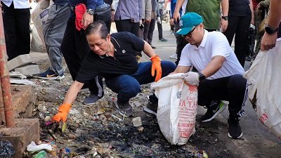 Menteri LH Bersama Benyamin-Pilar Bersihkan Sampah di Jalan Raya Serpong Tangsel