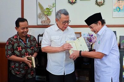 Dukung Pemenuhan Kebutuhan Alquran di Indonesia, PT IKPP Tangerang Wakaf Alquran Bersama Wali Kota Tangerang Selatan