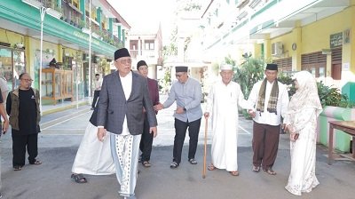 Benyamin Serahkan Banmas Presiden berupa Sapi Kurban di Tangsel